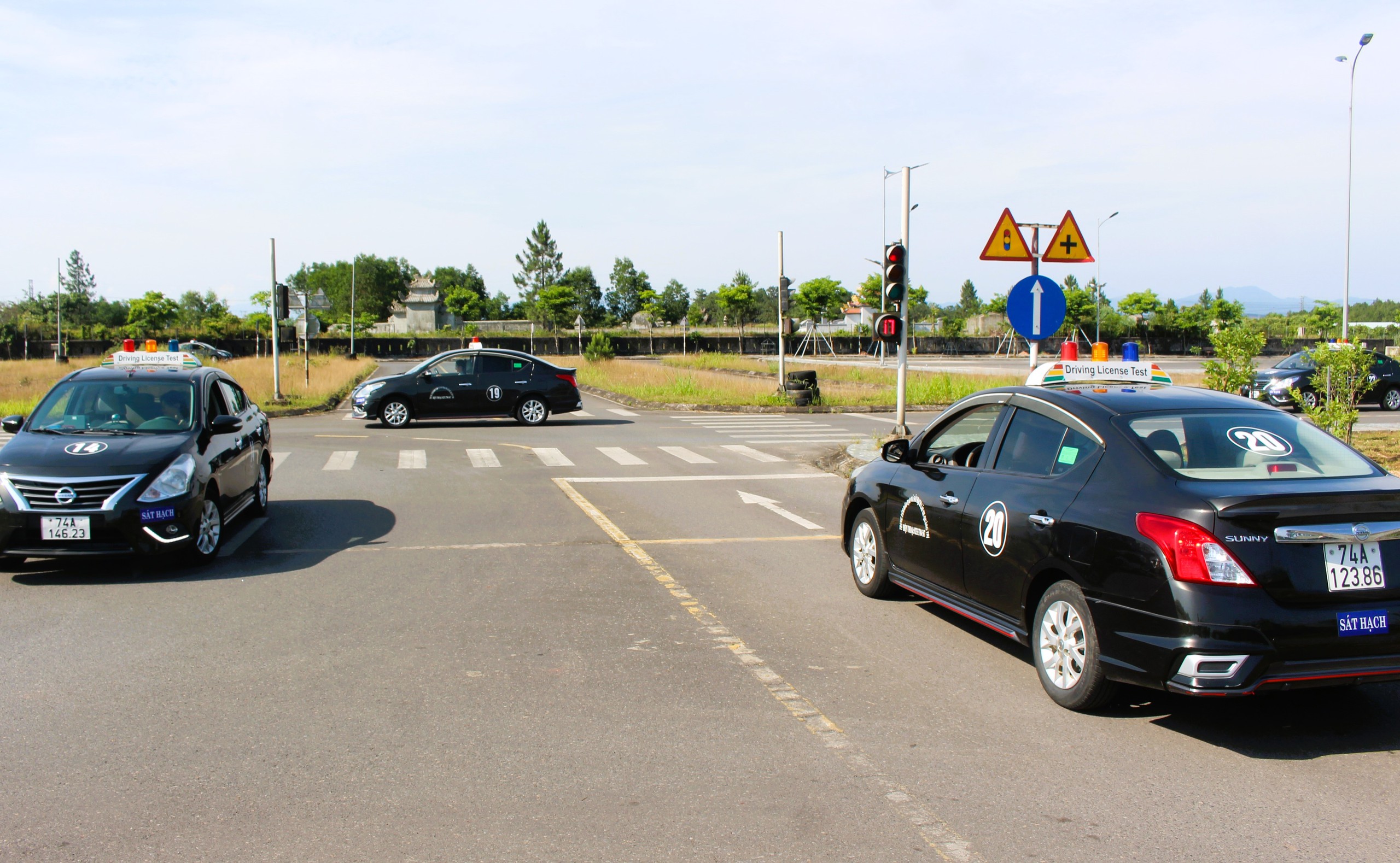 CSGT Quảng Trị kiểm tra hồ sơ, nồng độ cồn học vi&ecirc;n trước khi s&aacute;t hạch l&aacute;i xe- Ảnh 11.