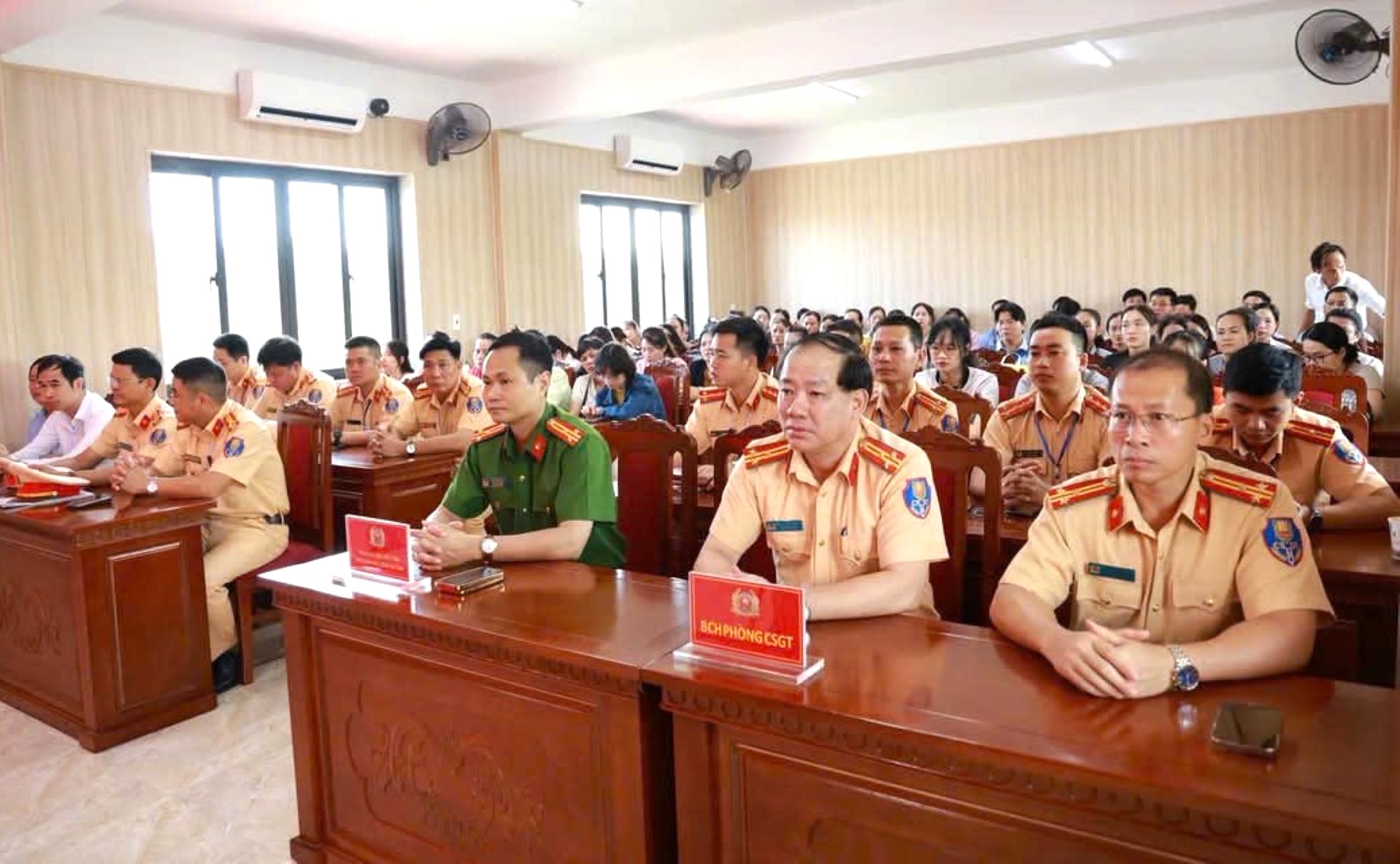 CSGT Quảng Trị kiểm tra hồ sơ, nồng độ cồn học vi&ecirc;n trước khi s&aacute;t hạch l&aacute;i xe- Ảnh 2.