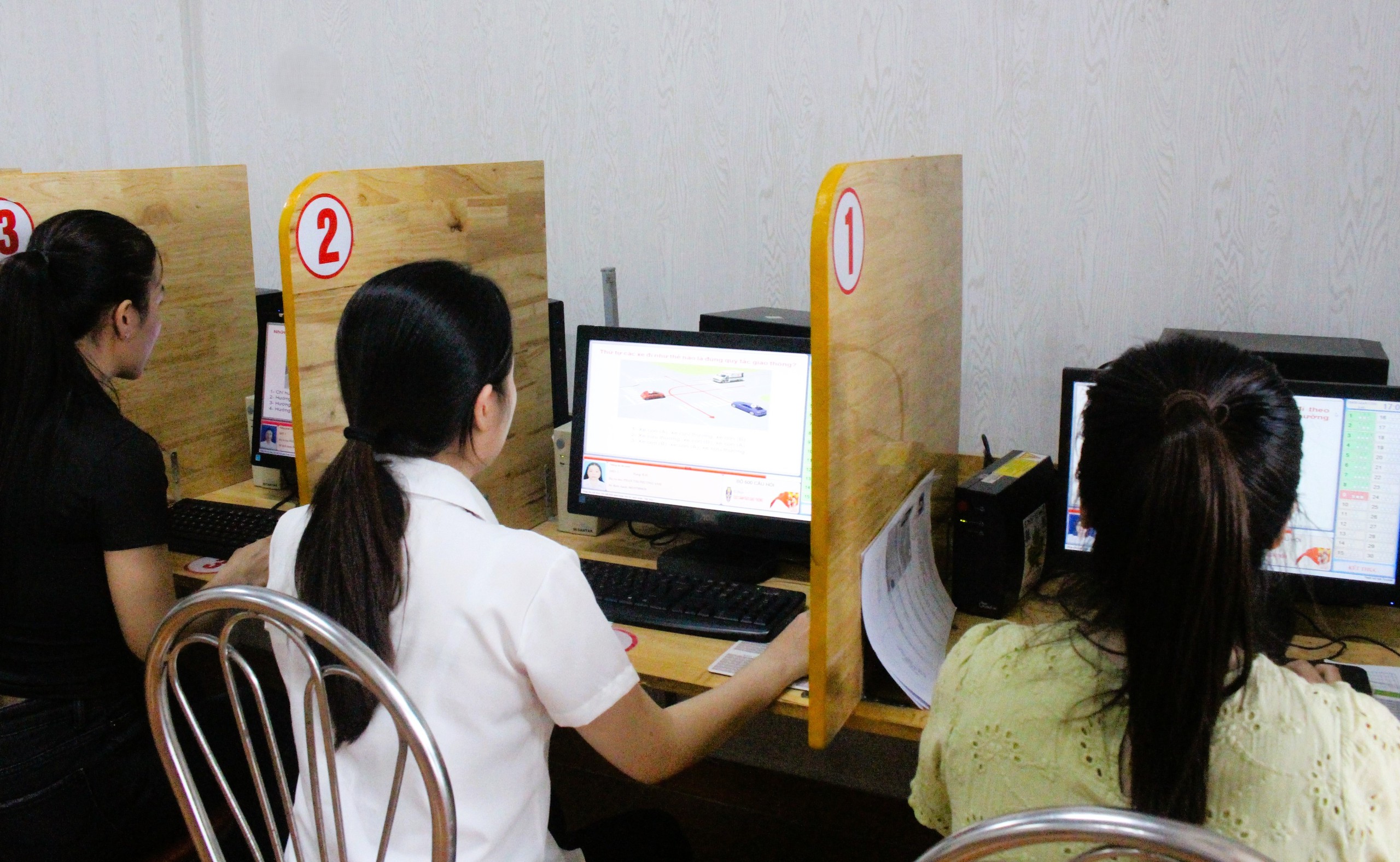 CSGT Quảng Trị kiểm tra hồ sơ, nồng độ cồn học vi&ecirc;n trước khi s&aacute;t hạch l&aacute;i xe- Ảnh 3.