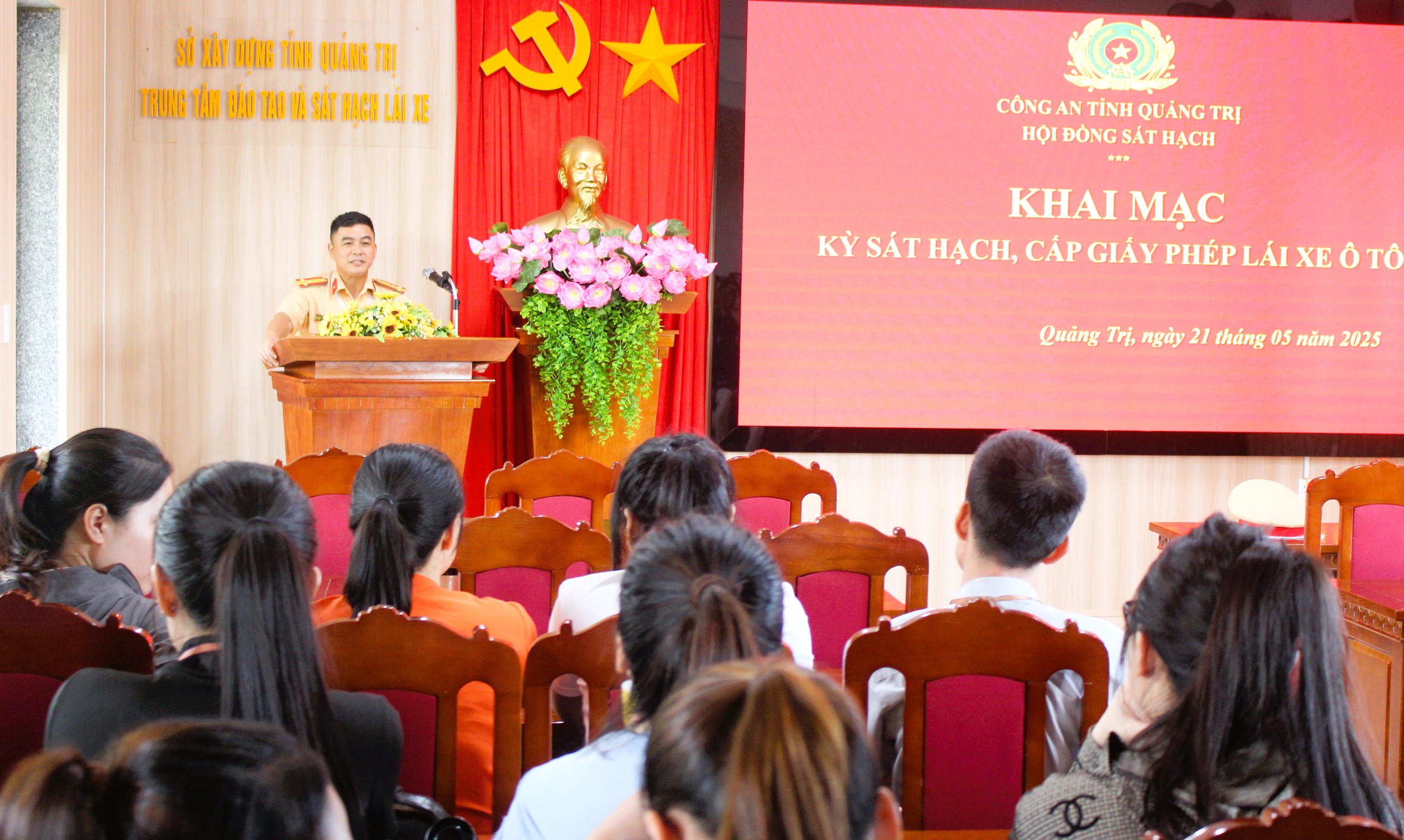 CSGT Quảng Trị kiểm tra hồ sơ, nồng độ cồn học vi&ecirc;n trước khi s&aacute;t hạch l&aacute;i xe- Ảnh 4.