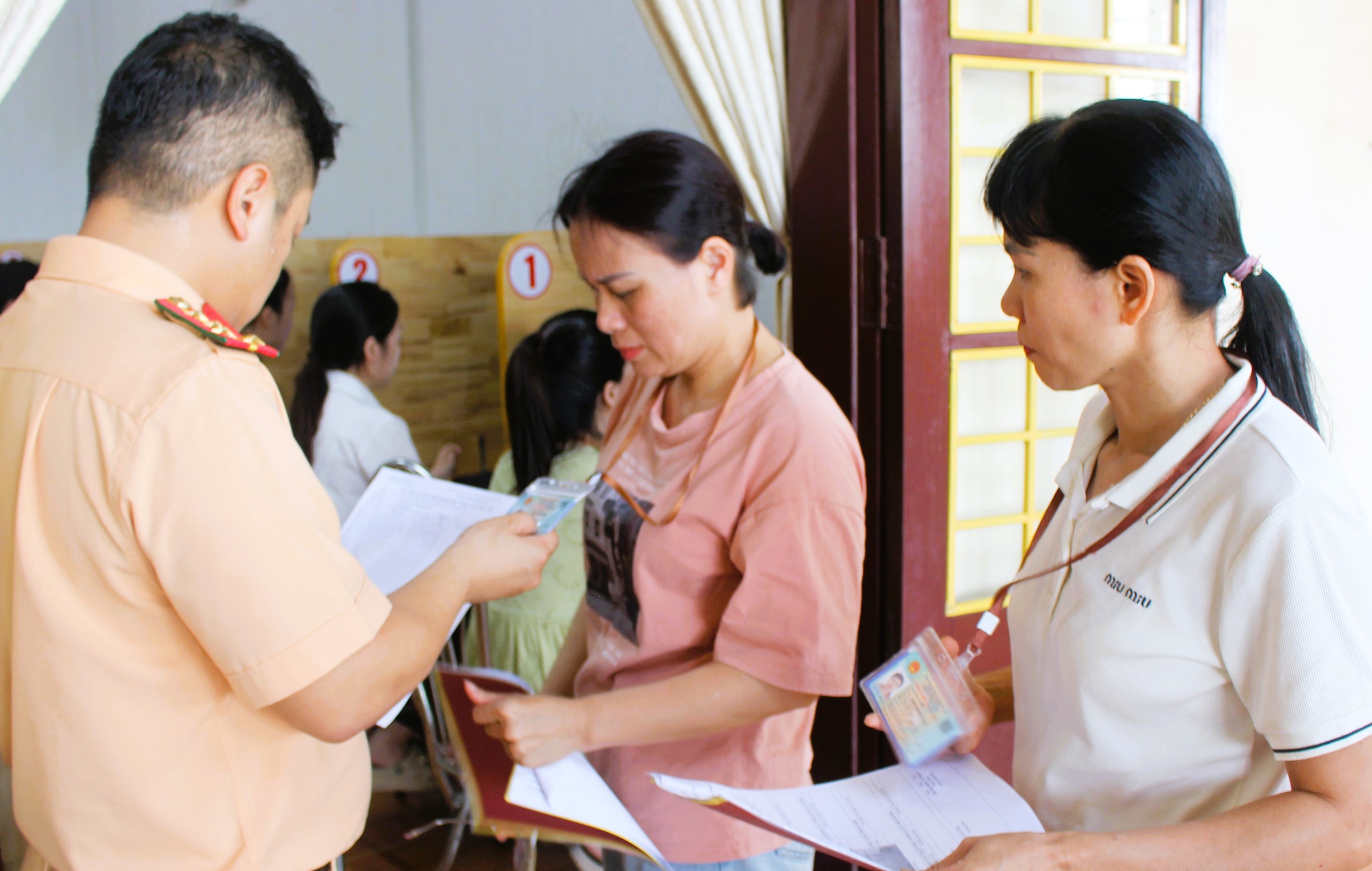 CSGT Quảng Trị kiểm tra hồ sơ, nồng độ cồn học vi&ecirc;n trước khi s&aacute;t hạch l&aacute;i xe- Ảnh 5.