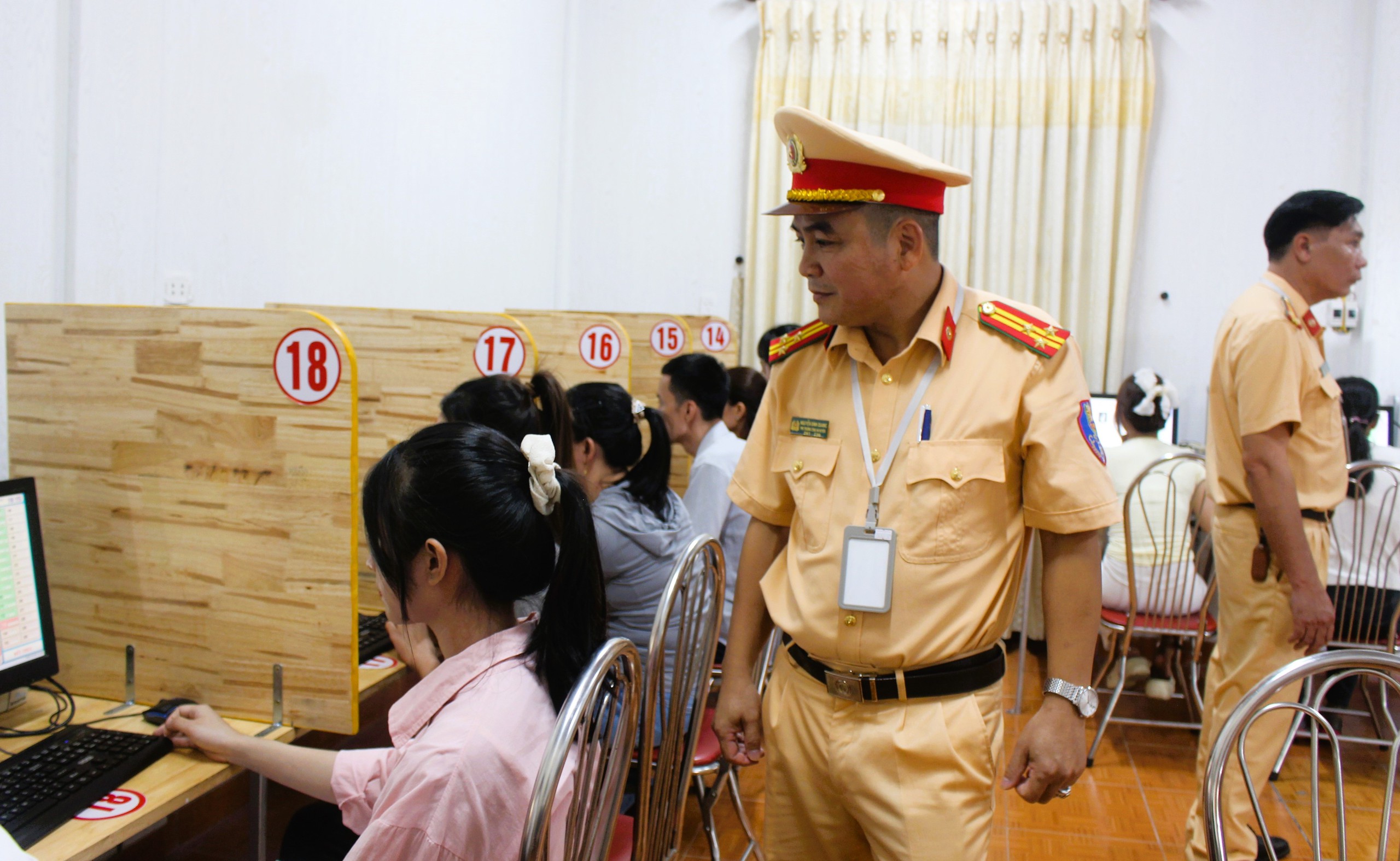 CSGT Quảng Trị kiểm tra hồ sơ, nồng độ cồn học vi&ecirc;n trước khi s&aacute;t hạch l&aacute;i xe- Ảnh 7.