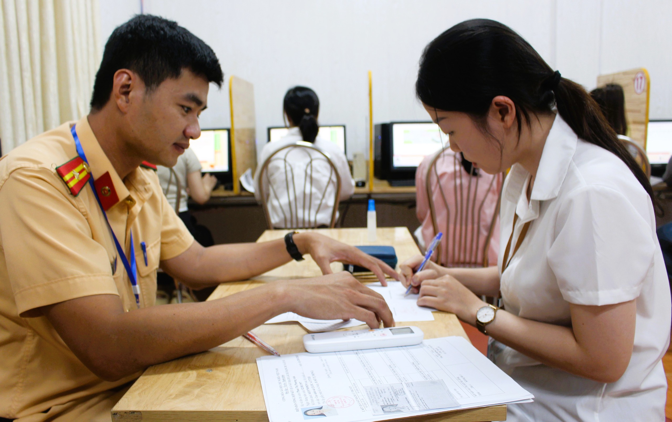 CSGT Quảng Trị kiểm tra hồ sơ, nồng độ cồn học vi&ecirc;n trước khi s&aacute;t hạch l&aacute;i xe- Ảnh 8.