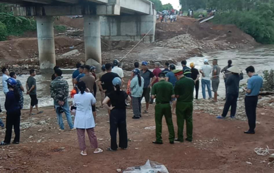 Quảng Ninh: Nhóm thanh thiếu niên bị lũ cuốn trôi, 2 cháu tử vong, 2 cháu mất tích- Ảnh 1. Quảng Ninh: Nhóm thanh thiếu niên bị lũ cuốn trôi, 2 cháu tử vong, 2 cháu mất tích- Ảnh 1.