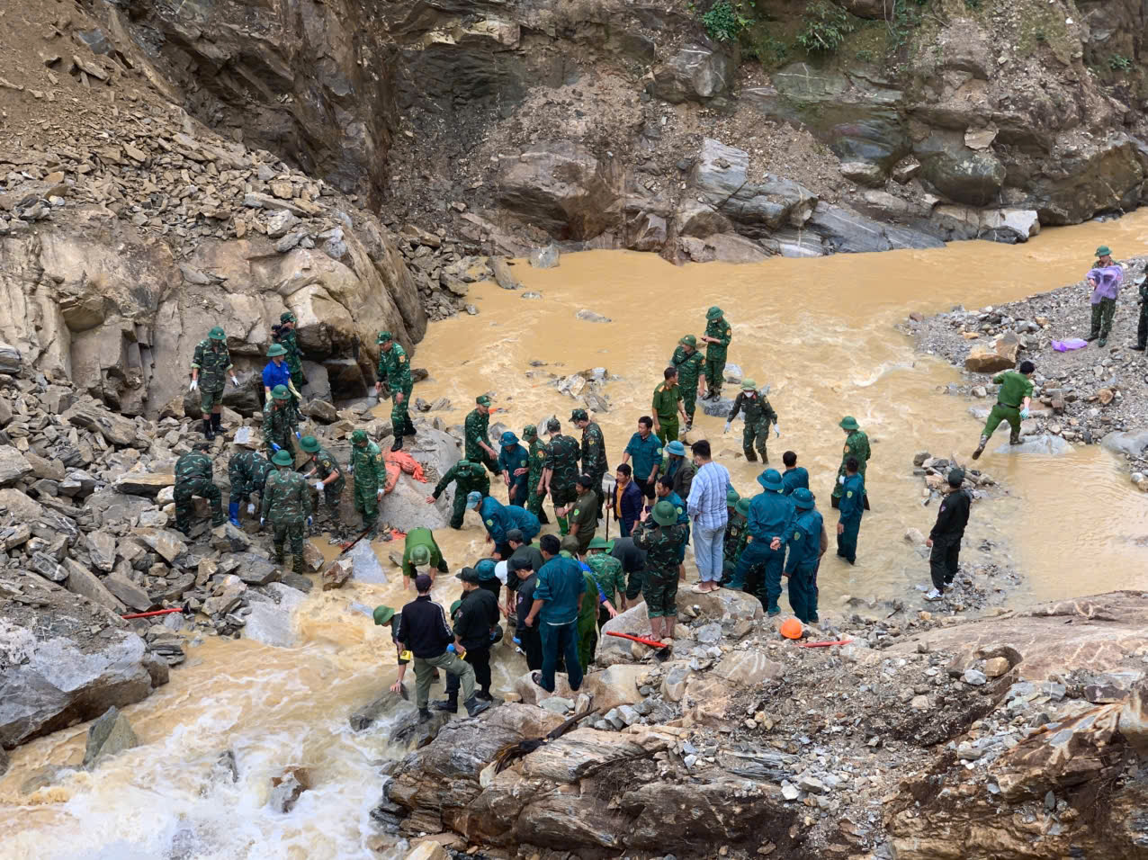 Bộ Xây dựng chỉ đạo tăng cường an toàn thi công, phòng chống sạt lở trong mùa mưa lũ- Ảnh 1. Bộ Xây dựng chỉ đạo tăng cường an toàn thi công, phòng chống sạt lở trong mùa mưa lũ- Ảnh 1.
