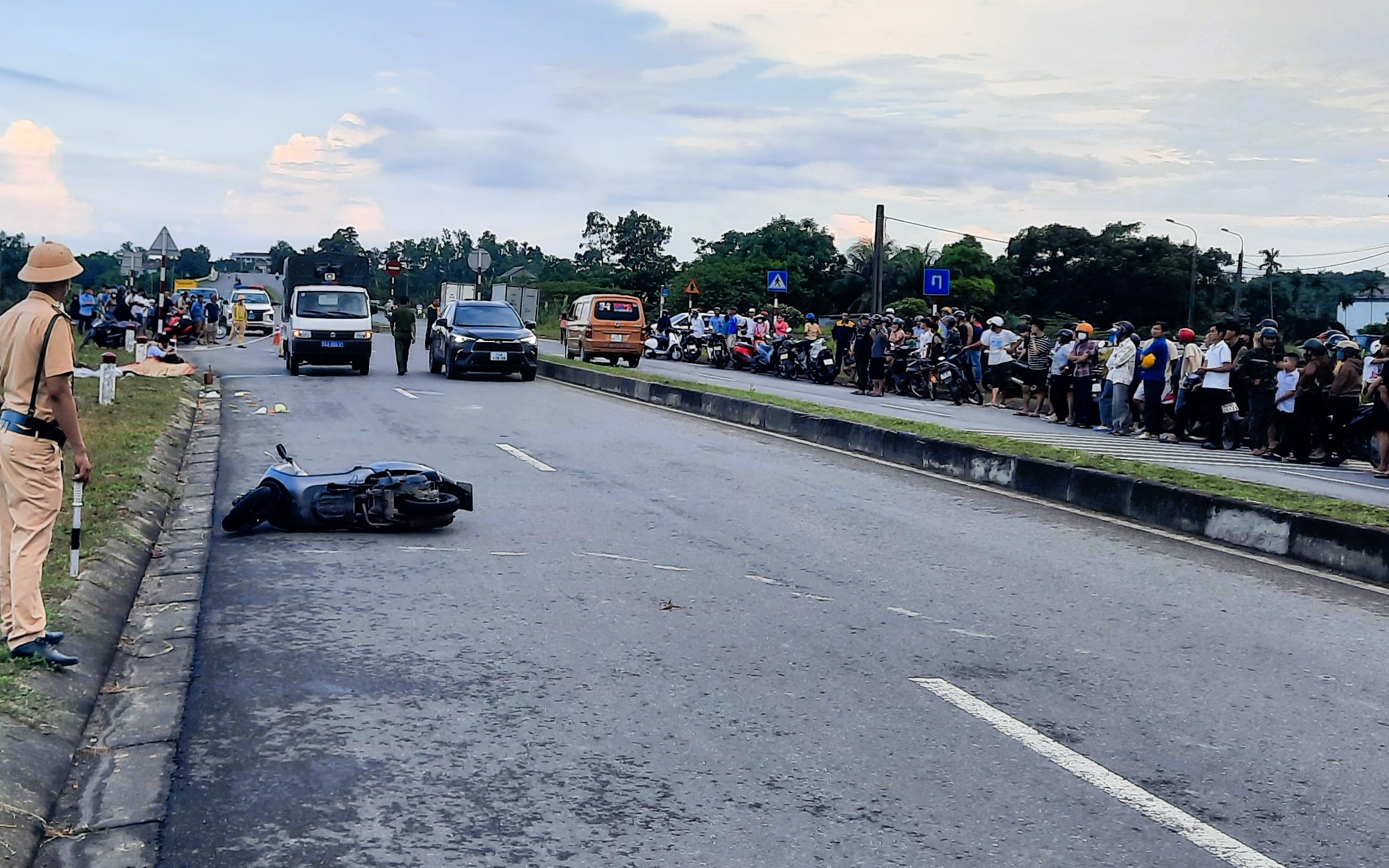 Tai nạn ở Quảng Trị, hai chị em đi xe m&aacute;y điện người tử vong, người bị thương nặng- Ảnh 1.