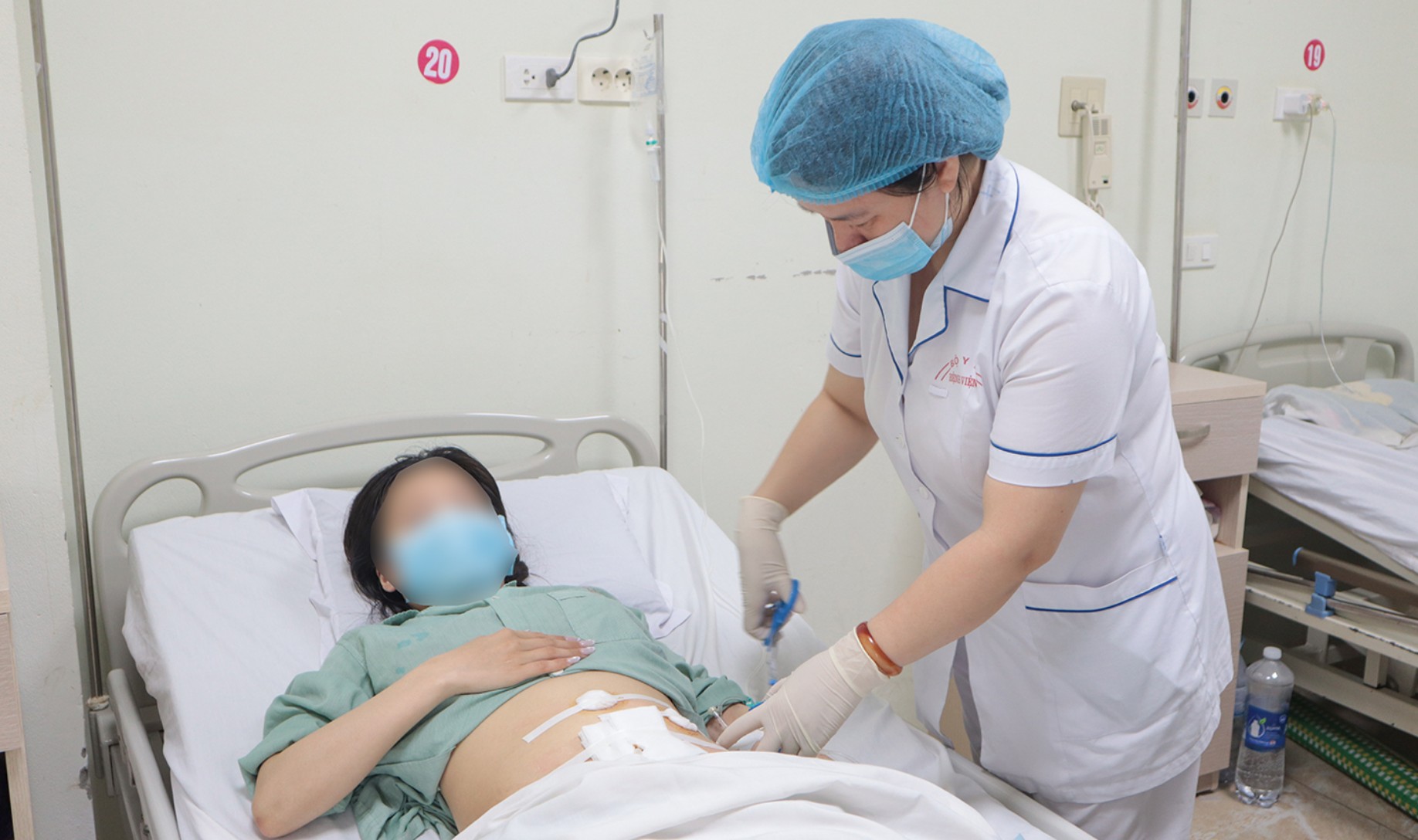 Tự &yacute; d&ugrave;ng thuốc giảm đau bụng, một phụ nữ nhập viện mổ cấp cứu- Ảnh 1.