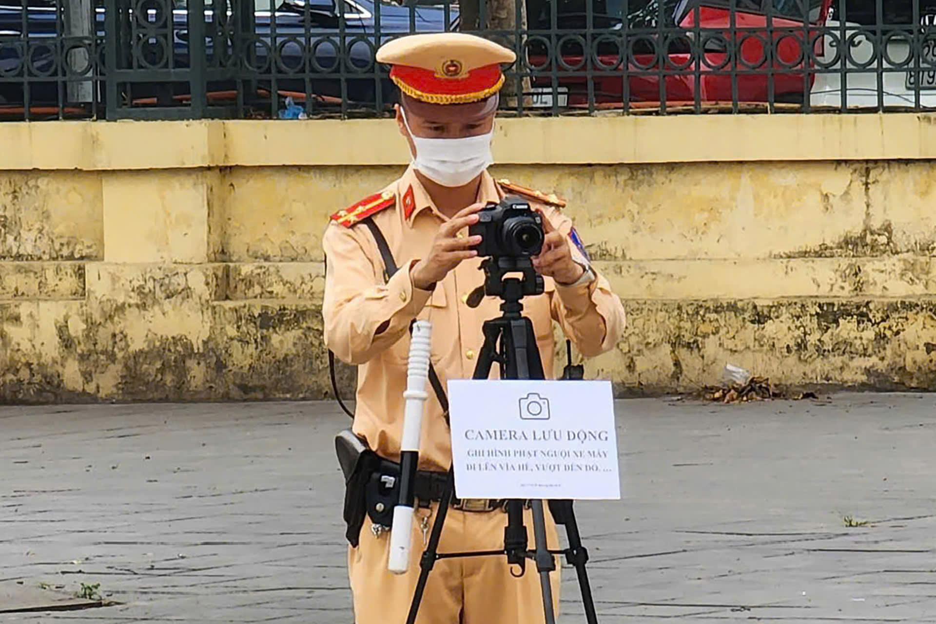 H&agrave; Nội: CSGT đặt m&aacute;y ghi h&igrave;nh c&ocirc;ng khai, phạt nguội xe m&aacute;y vượt đ&egrave;n đỏ, đi ngược chiều- Ảnh 2.