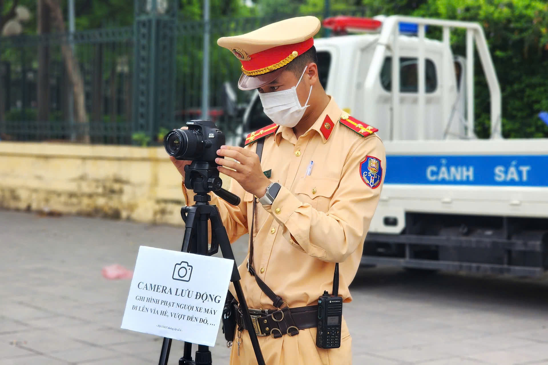 H&agrave; Nội: CSGT đặt m&aacute;y ghi h&igrave;nh c&ocirc;ng khai, phạt nguội xe m&aacute;y vượt đ&egrave;n đỏ, đi ngược chiều- Ảnh 1.