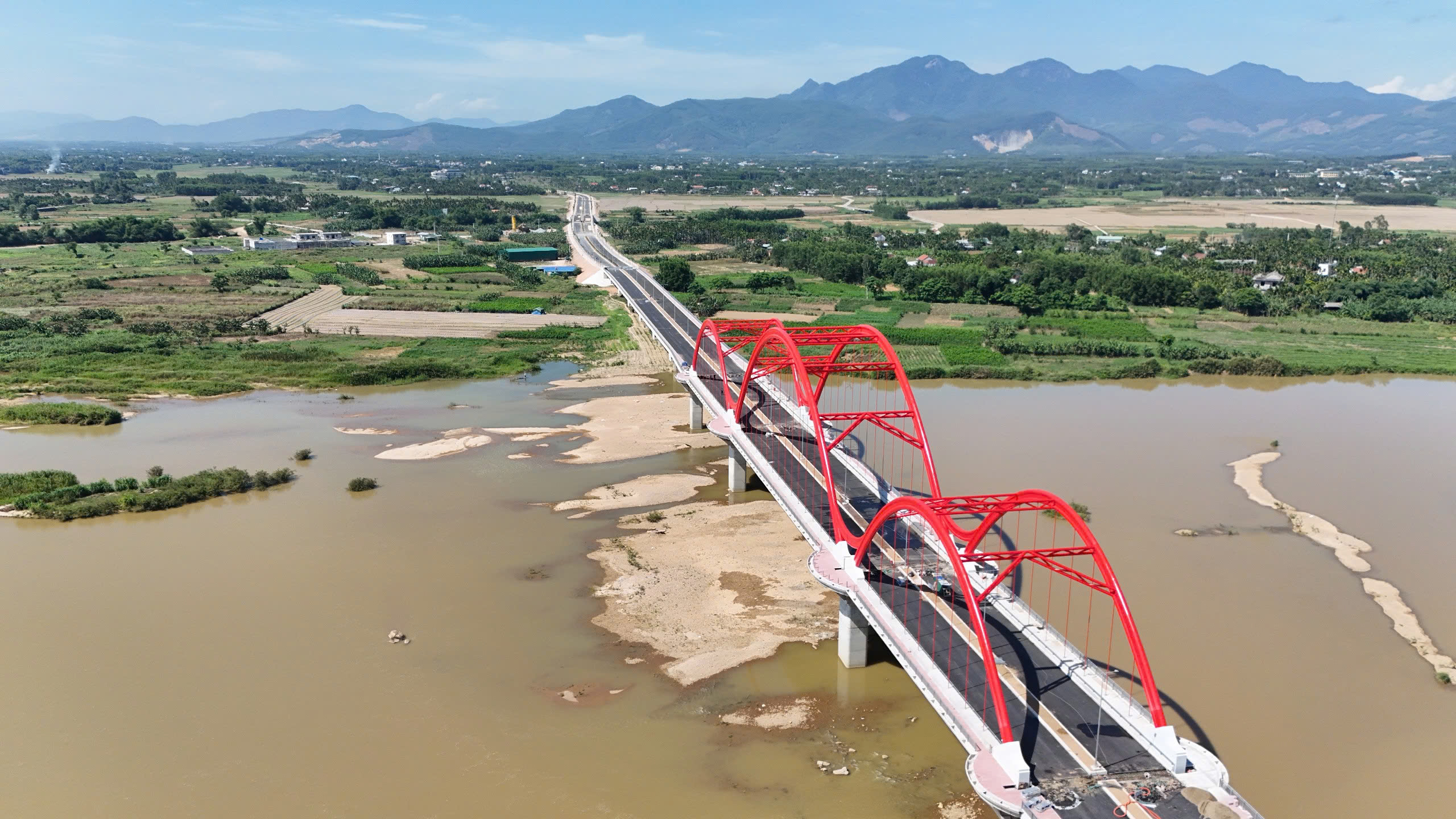 Cận cảnh cầu vòm sắt 850 tỷ đồng sắp thông xe ở Quảng Ngãi- Ảnh 3. Cận cảnh cầu vòm sắt 850 tỷ đồng sắp thông xe ở Quảng Ngãi- Ảnh 3.