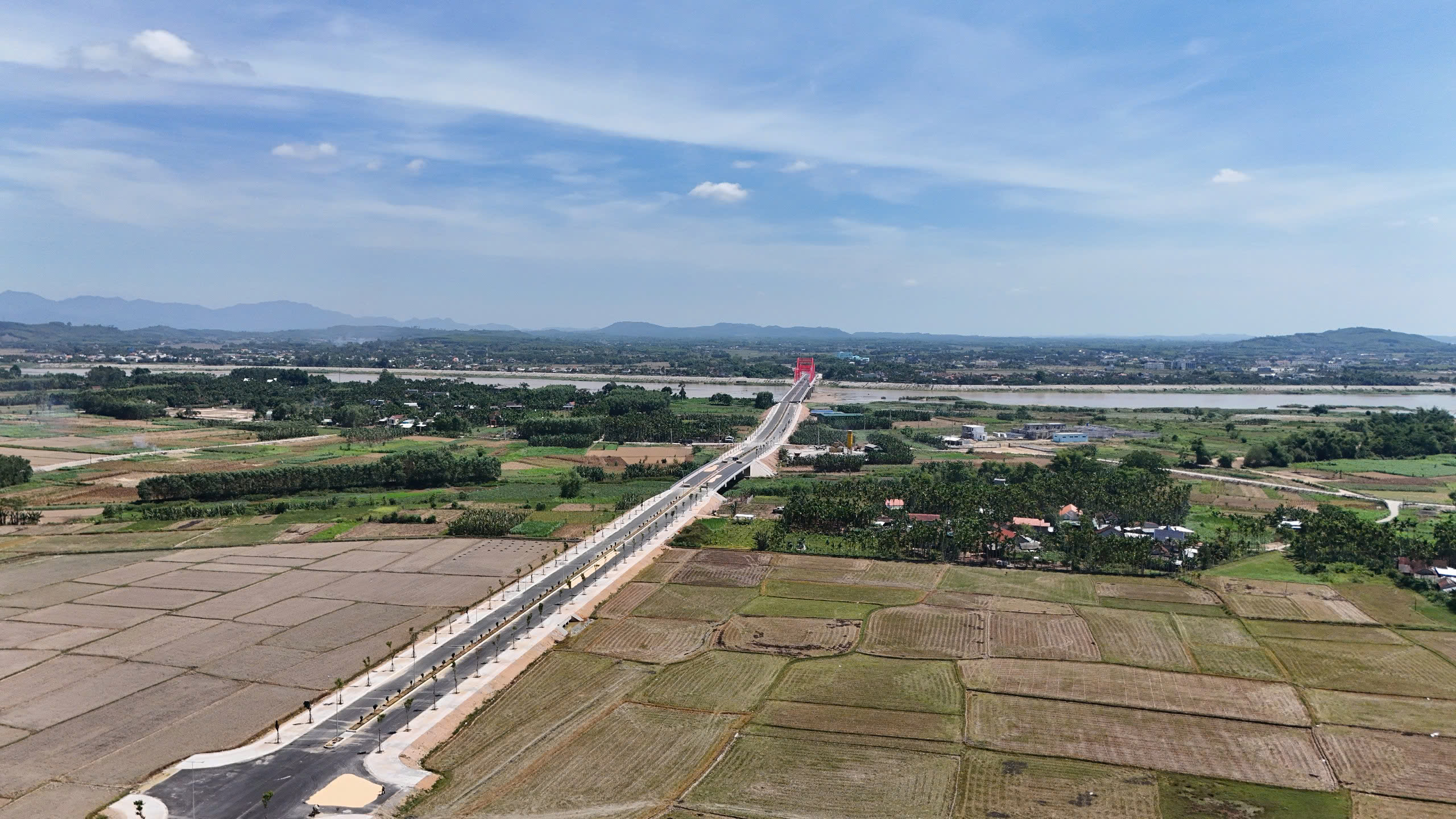 Cận cảnh cầu vòm sắt 850 tỷ đồng sắp thông xe ở Quảng Ngãi- Ảnh 11. Cận cảnh cầu vòm sắt 850 tỷ đồng sắp thông xe ở Quảng Ngãi- Ảnh 11.