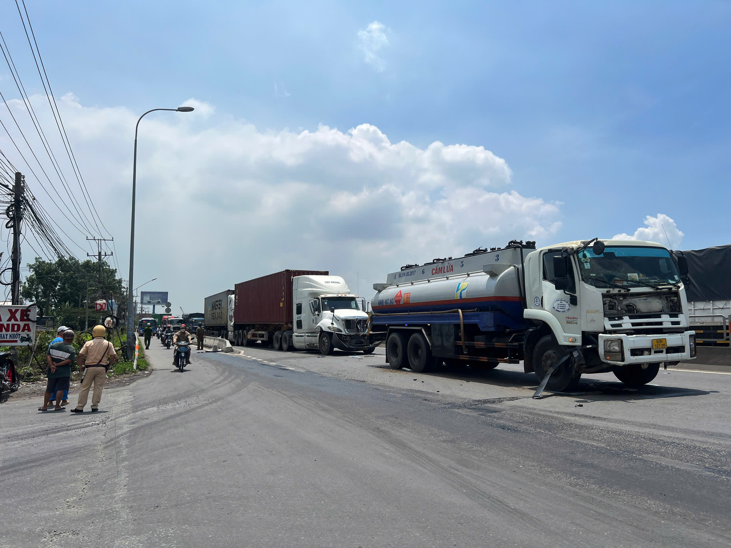 Bốn xe ô tô tông liên hoàn, cửa ngõ phía Đông TP.HCM ùn tắc kéo dài- Ảnh 1. Bốn xe ô tô tông liên hoàn, cửa ngõ phía Đông TP.HCM ùn tắc kéo dài- Ảnh 1.