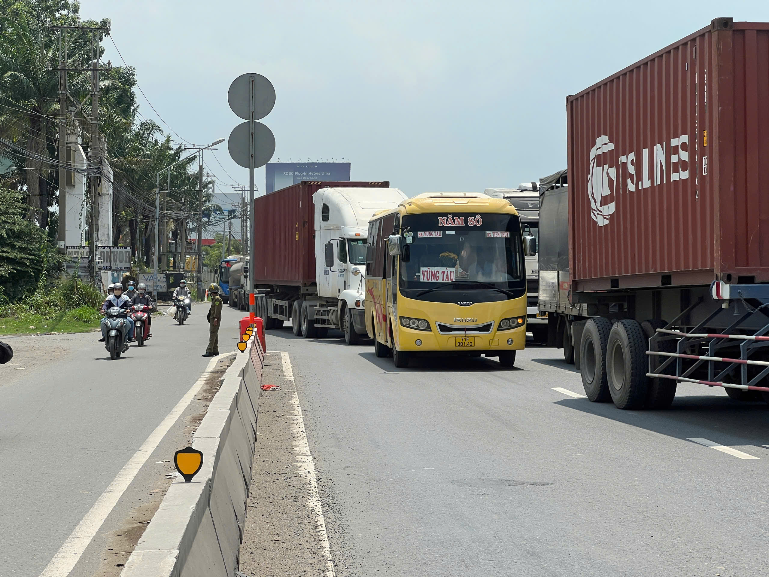 Bốn xe ô tô tông liên hoàn, cửa ngõ phía Đông TP.HCM ùn tắc kéo dài- Ảnh 4. Bốn xe ô tô tông liên hoàn, cửa ngõ phía Đông TP.HCM ùn tắc kéo dài- Ảnh 4.