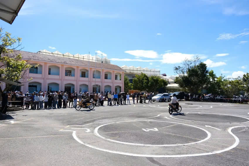 500 học viên tham gia kỳ sát hạch lái xe đầu tiên do Công an tỉnh Lâm Đồng tổ chức- Ảnh 1. 500 học viên tham gia kỳ sát hạch lái xe đầu tiên do Công an tỉnh Lâm Đồng tổ chức- Ảnh 1.