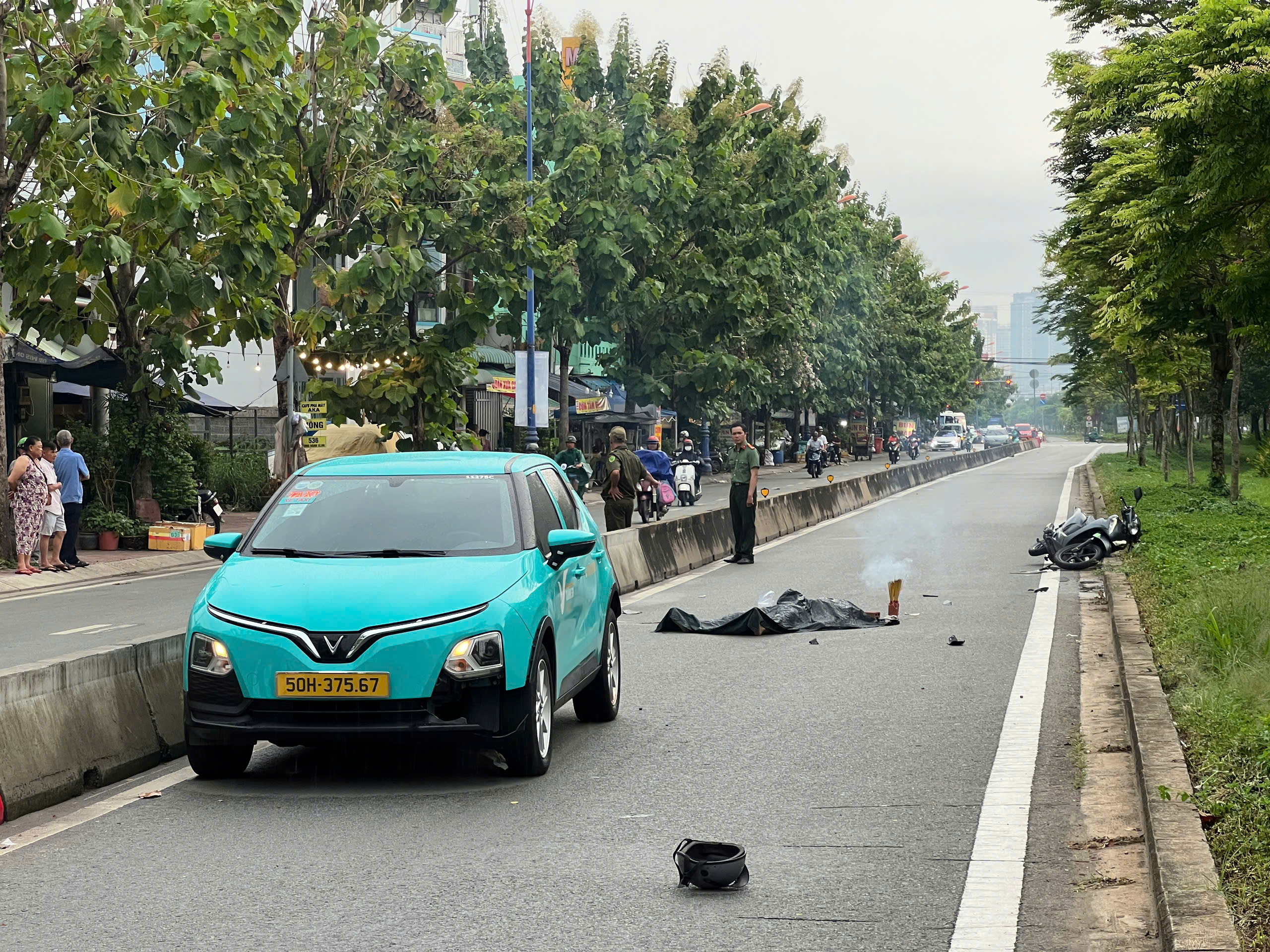 Taxi công nghệ chạy ngược chiều tông trúng xe máy, người đàn ông tử vong tại chỗ - Ảnh 1. Taxi công nghệ chạy ngược chiều tông trúng xe máy, người đàn ông tử vong tại chỗ - Ảnh 1.