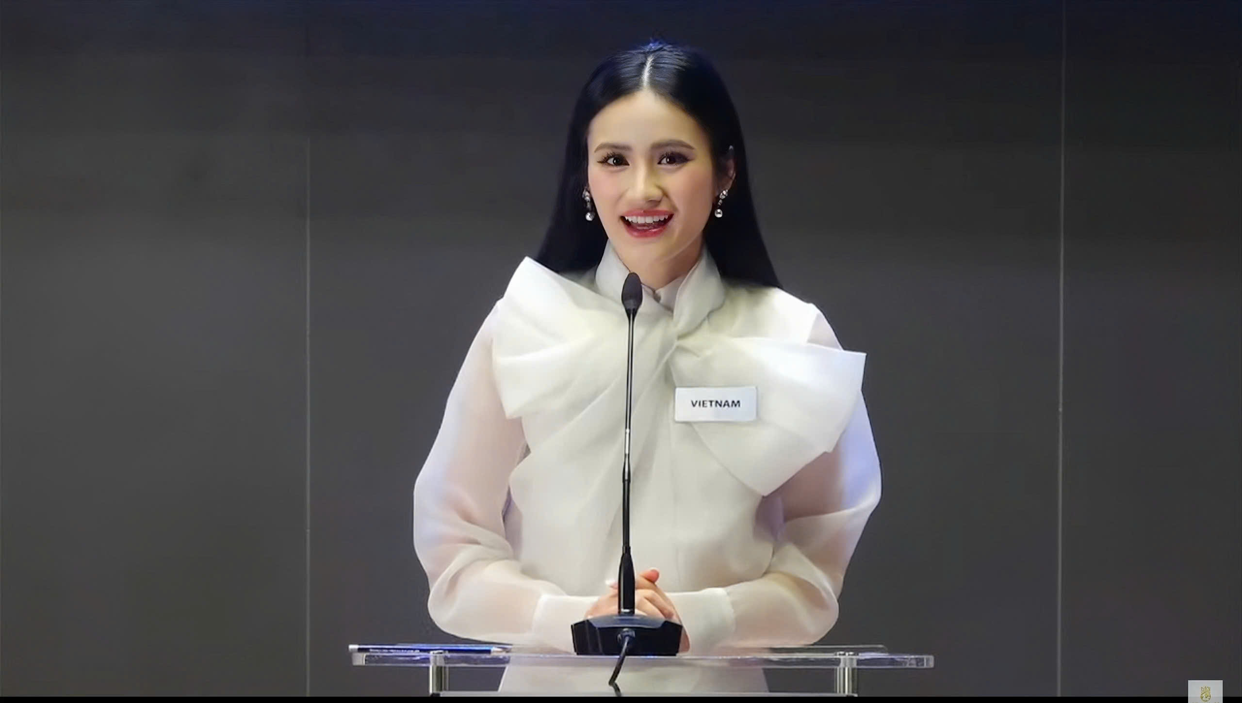 Hoa hậu &Yacute; Nhi n&oacute;i g&igrave; trong phần thi Head To Head Challenge tại Miss World?- Ảnh 1.