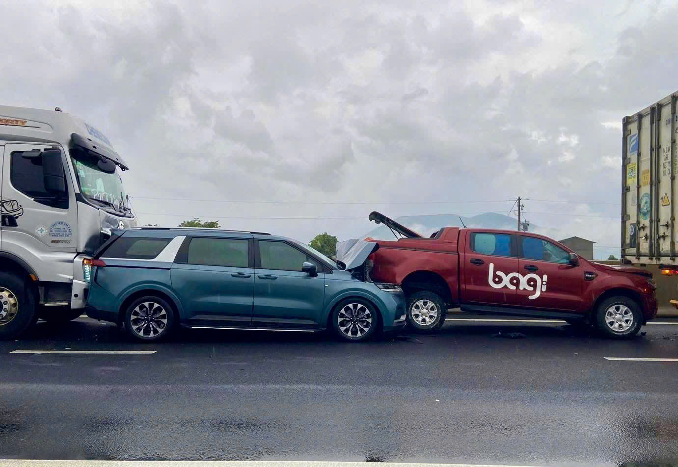 7 ô tô tông liên hoàn trên cao tốc Phan Thiết - Dầu Giây- Ảnh 2. 7 ô tô tông liên hoàn trên cao tốc Phan Thiết - Dầu Giây- Ảnh 2.