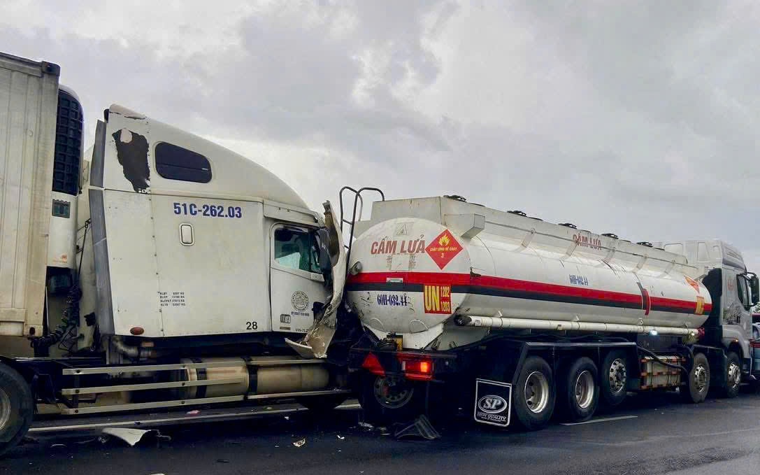 TP.HCM: Tai nạn liên hoàn trước chợ đầu mối Thủ Đức, 2 người tử vong- Ảnh 3. 7 ô tô tông liên hoàn trên cao tốc Phan Thiết - Dầu Giây