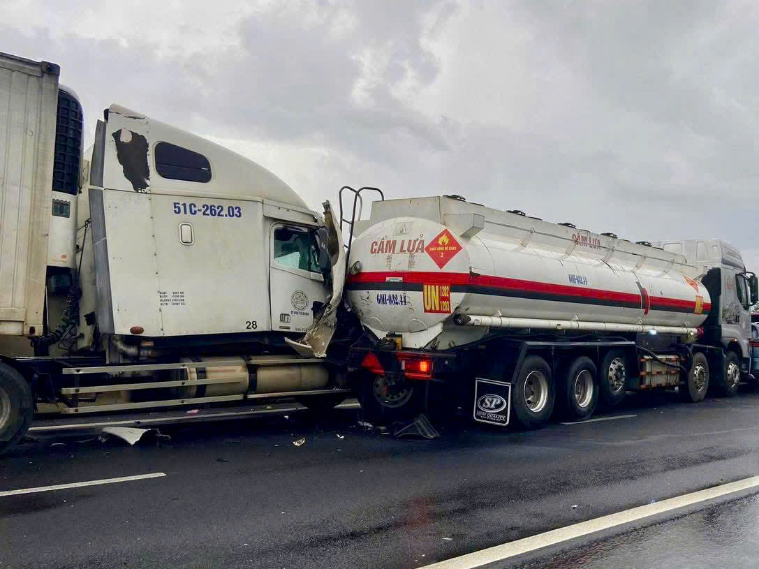 7 ô tô tông liên hoàn trên cao tốc Phan Thiết - Dầu Giây- Ảnh 1. 7 ô tô tông liên hoàn trên cao tốc Phan Thiết - Dầu Giây- Ảnh 1.