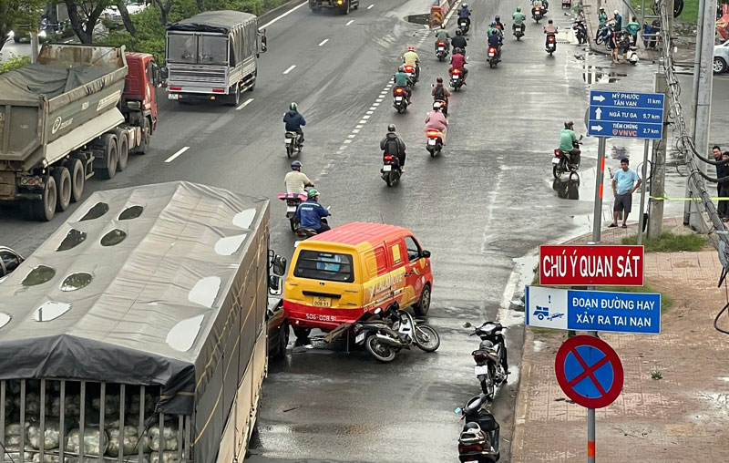 Hiện trường vụ tai nạn liên hoàn. Hiện trường vụ tai nạn liên hoàn.