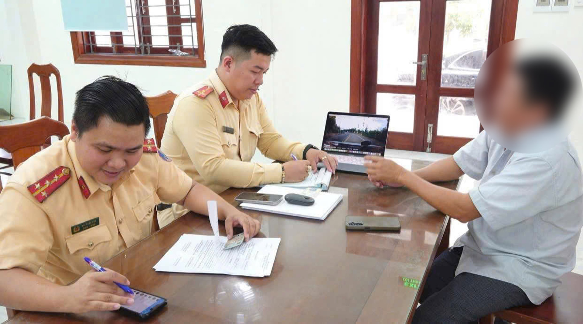 Xử phạt t&agrave;i xế vượt ẩu tr&ecirc;n đường đ&egrave;o từ h&igrave;nh ảnh người d&acirc;n cung cấp- Ảnh 1.