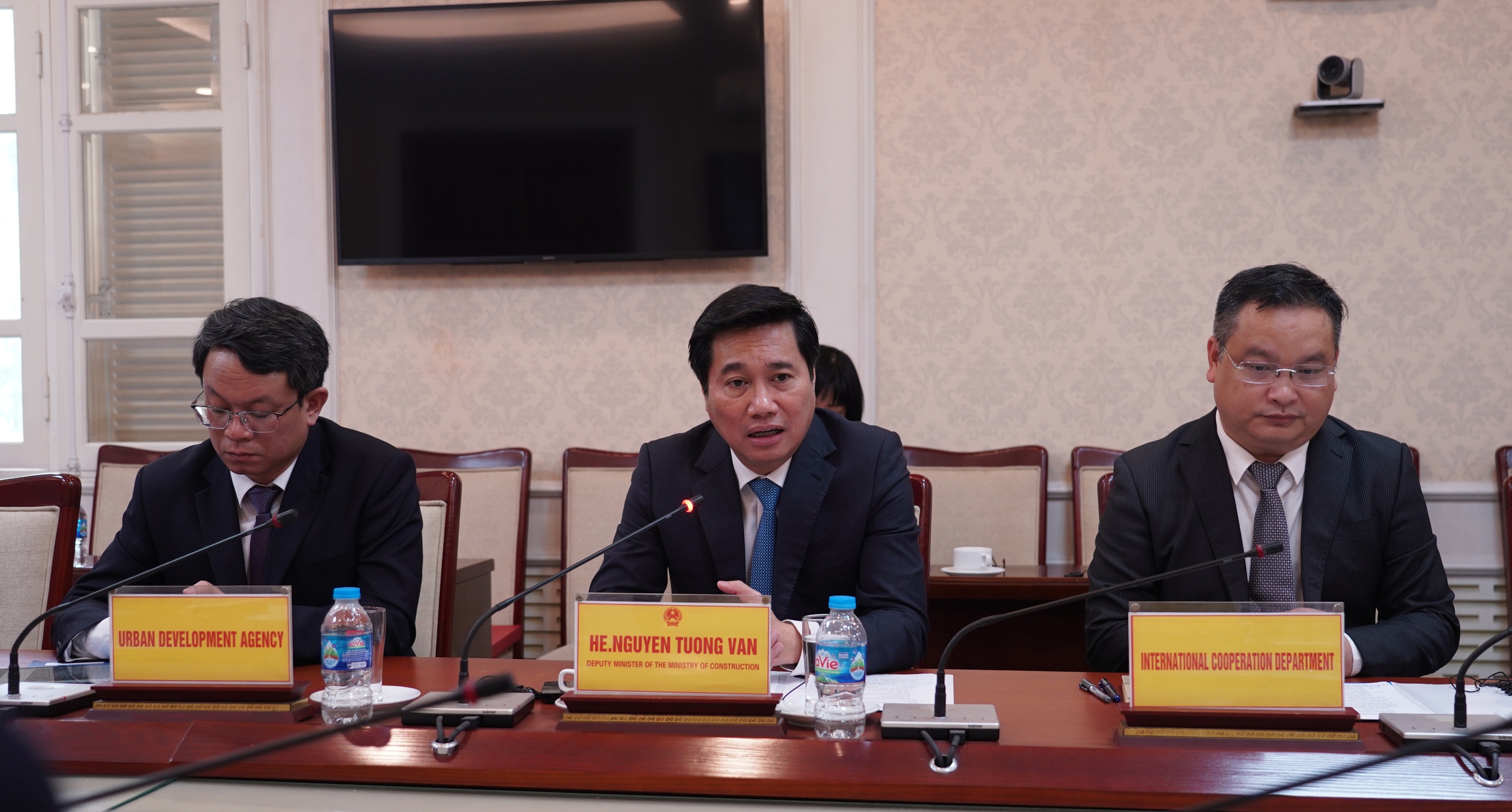 Thứ trưởng Bộ X&acirc;y dựng Nguyễn Tường Văn chủ tr&igrave; lễ k&yacute; kết thỏa thuận dự &aacute;n Chương tr&igrave;nh ph&aacute;t triển đ&ocirc; thị Việt Nam &ndash; Thụy Sĩ.