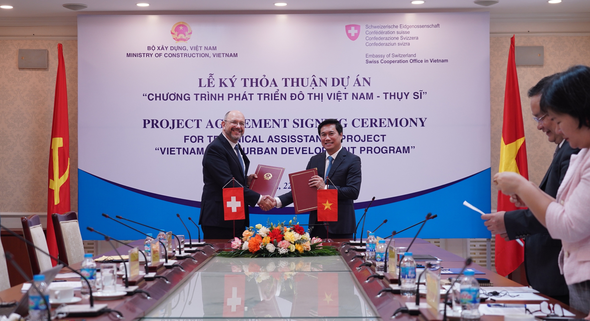 Thứ trưởng Bộ X&acirc;y dựng Nguyễn Tường Văn v&agrave; Đại sứ Thụy Sĩ tại Việt Nam Thomas Gass k&yacute; kết thỏa thuận dự &aacute;n Chương tr&igrave;nh ph&aacute;t triển đ&ocirc; thị Việt Nam &ndash; Thụy Sĩ.