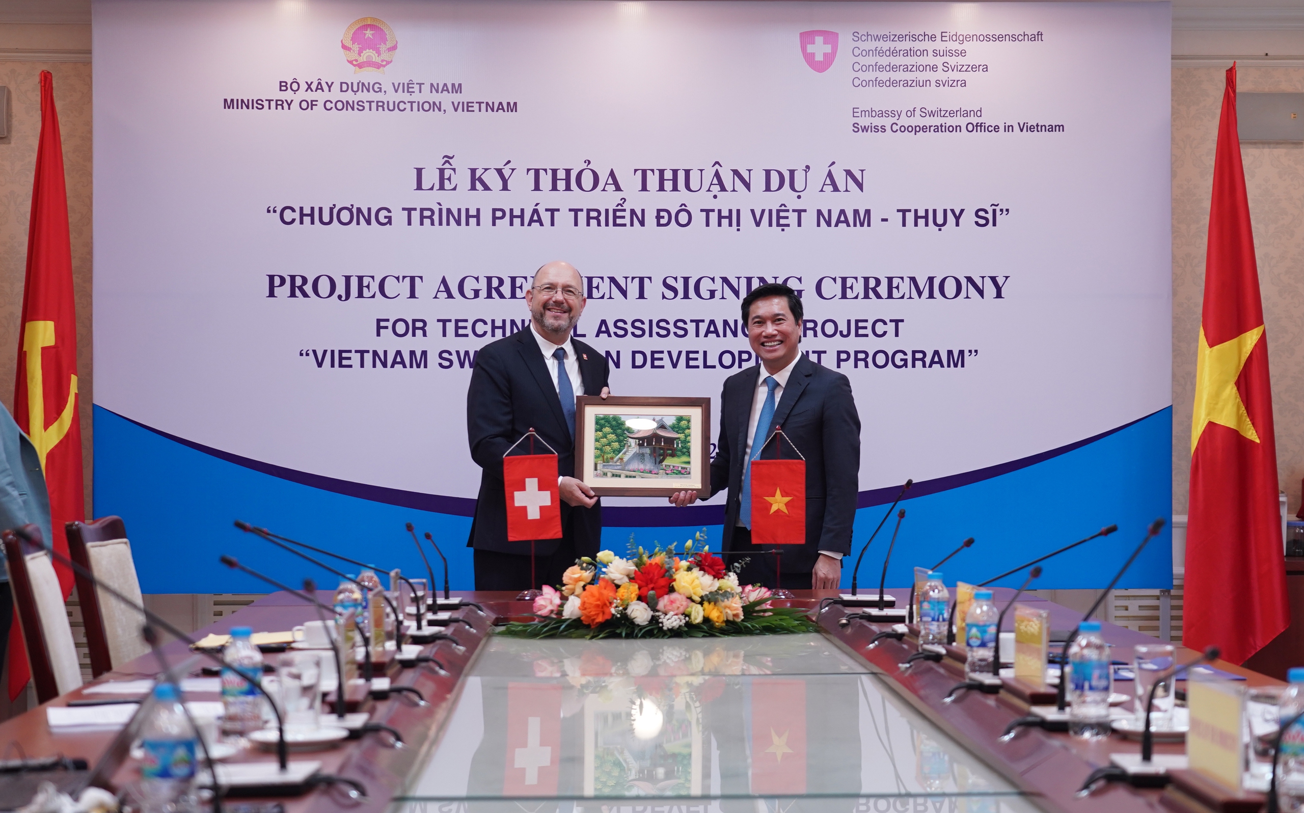 Thứ trưởng Bộ X&acirc;y dựng Nguyễn Tường Văn tặng qu&agrave; lưu niệm cho Đại sứ Thụy Sĩ tại Việt Nam Thomas Gass.