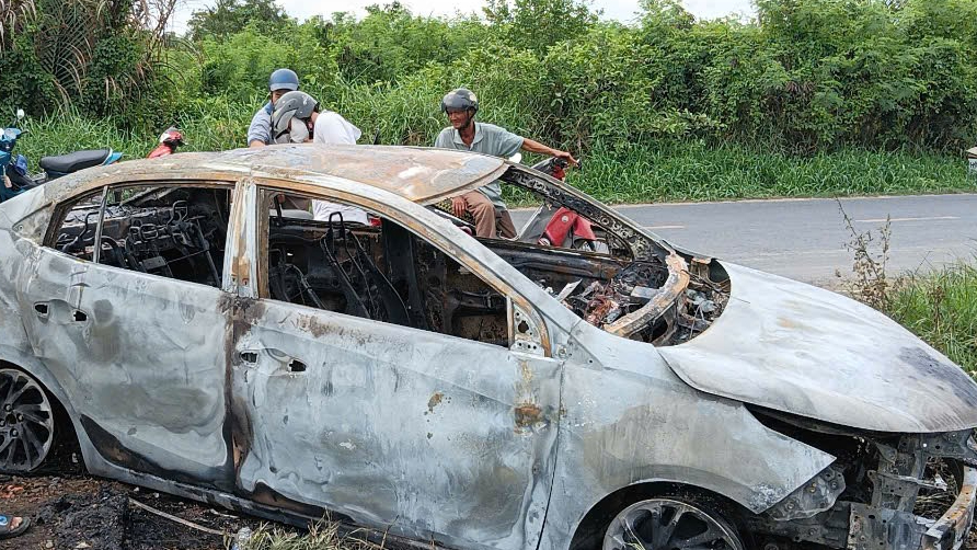 &Ocirc; t&ocirc; ch&aacute;y rụi tr&ecirc;n quốc lộ Nam S&ocirc;ng Hậu qua S&oacute;c Trăng- Ảnh 1.