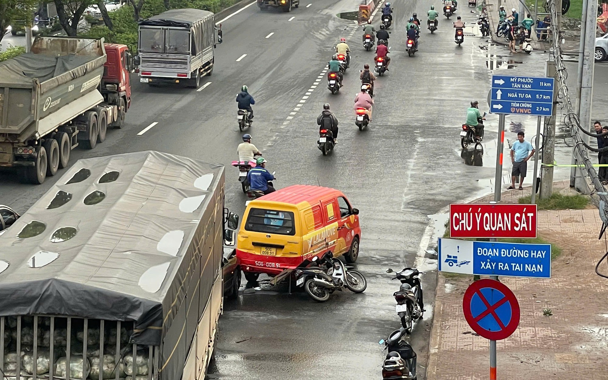 TP.HCM: Tai nạn li&ecirc;n ho&agrave;n trước chợ đầu mối Thủ Đức, 2 người tử vong