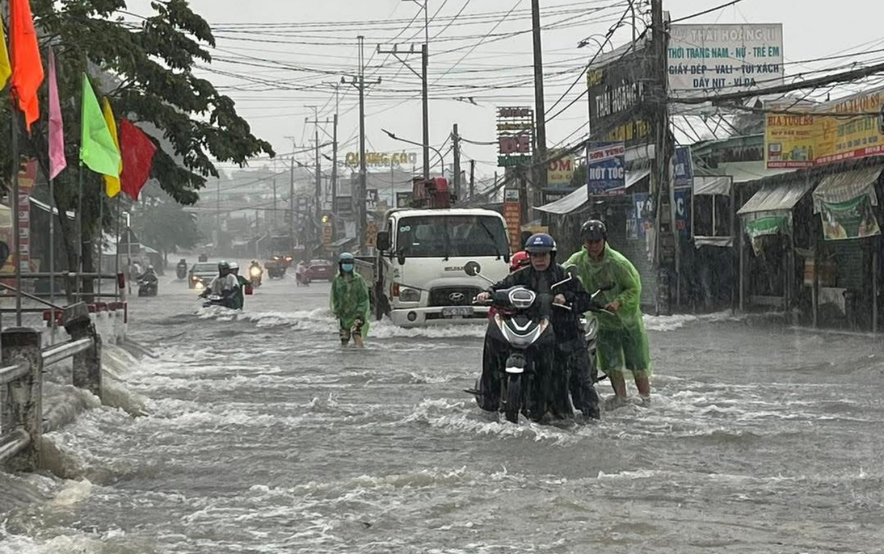 Mưa lớn k&eacute;o d&agrave;i, nhiều khu vực ở Đồng Nai ngập nặng- Ảnh 2.