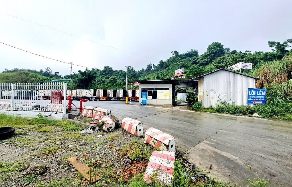 Hành trình 30 phút vượt biên của vải thiều ở cửa khẩu Lào Cai- Ảnh 2. Hành trình 30 phút vượt biên của vải thiều ở cửa khẩu Lào Cai- Ảnh 2.