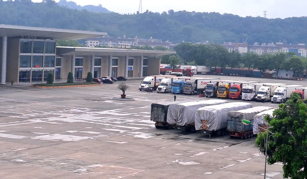 Hành trình 30 phút vượt biên của vải thiều ở cửa khẩu Lào Cai- Ảnh 6. Hành trình 30 phút vượt biên của vải thiều ở cửa khẩu Lào Cai- Ảnh 6.