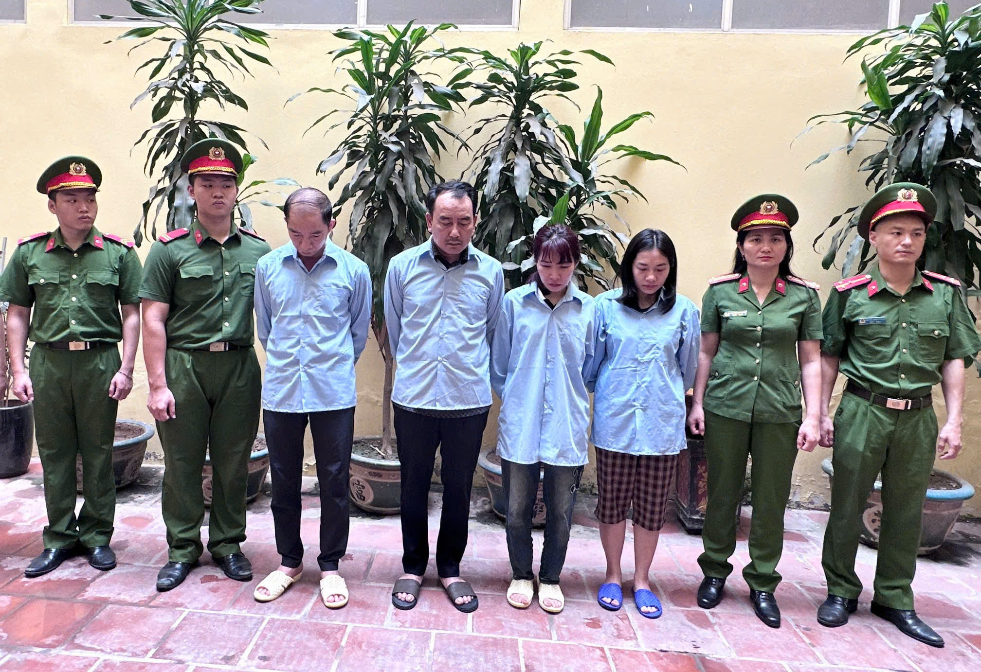 H&agrave; Nội: Khởi tố B&iacute; thư phường Ho&agrave;ng Liệt v&igrave; "v&ograve;i tiền" chủ b&atilde;i giữ xe tr&aacute;i ph&eacute;p- Ảnh 3.