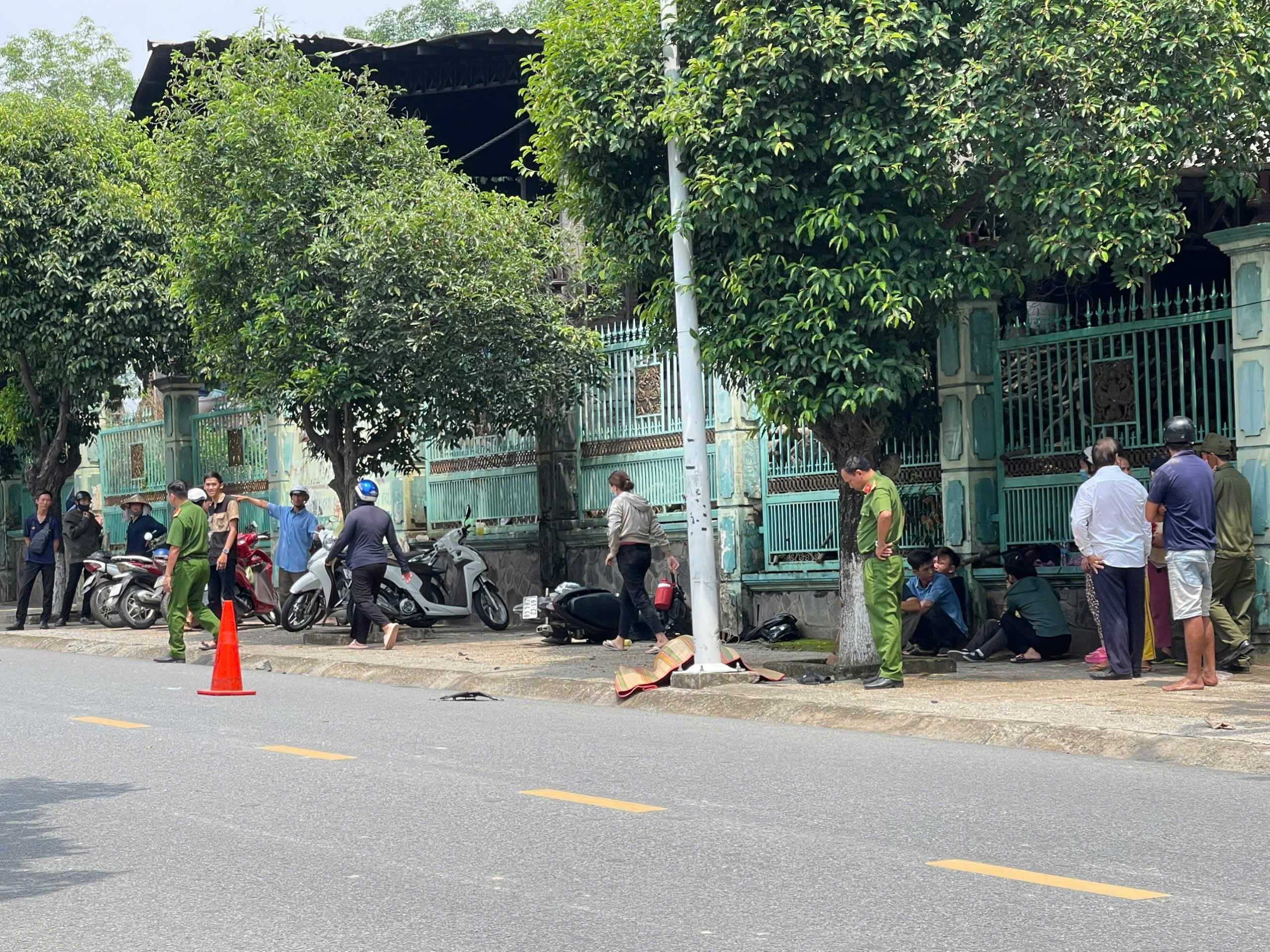 Xe máy tông cột đèn, thanh niên tử vong tại chỗ- Ảnh 2. Xe máy tông cột đèn, thanh niên tử vong tại chỗ- Ảnh 2.