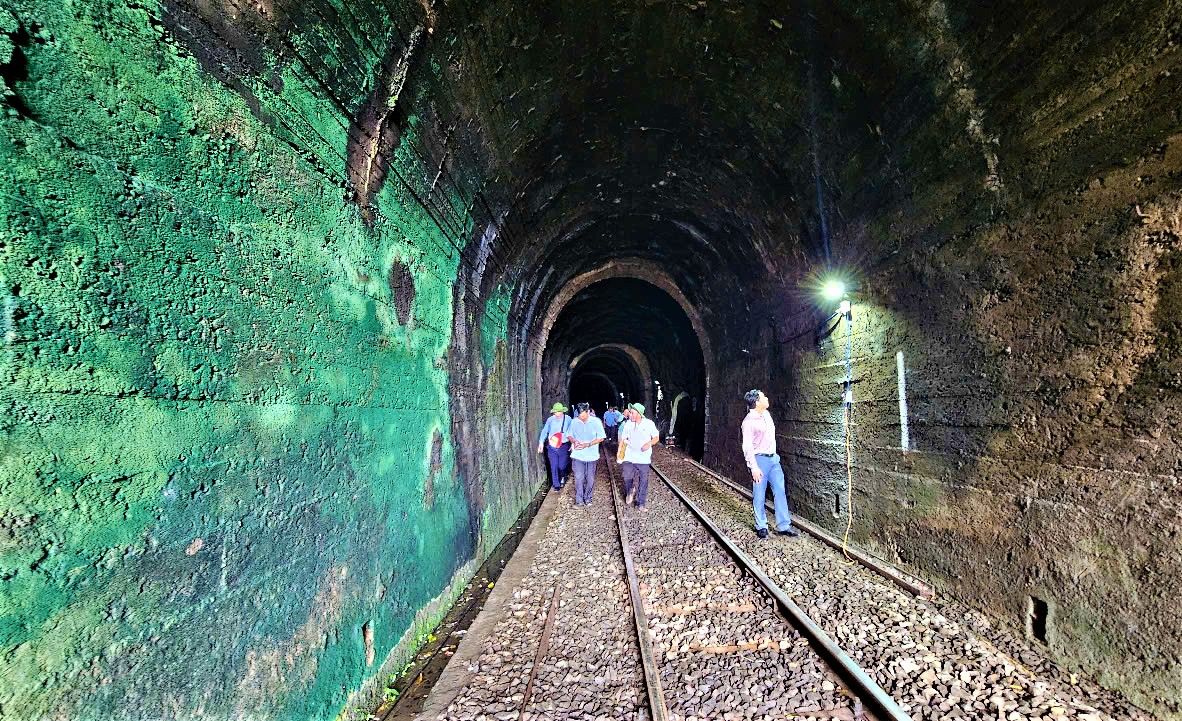 Thắp s&aacute;ng hầm đường sắt qua đ&egrave;o Cả- Ảnh 1.