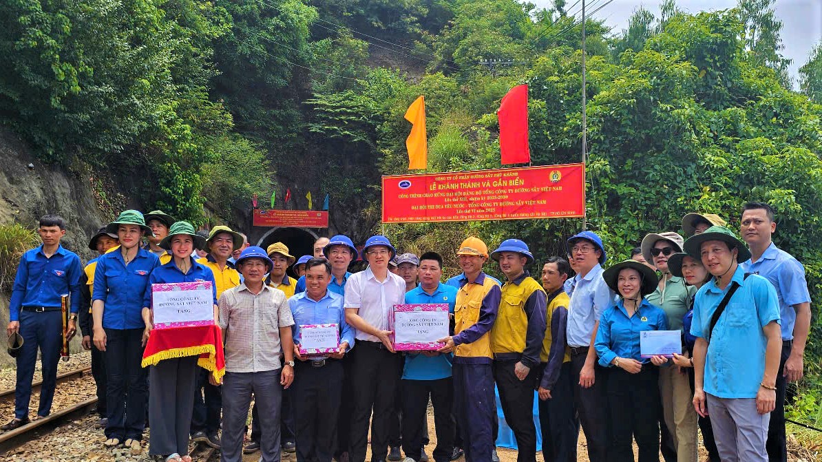 Thắp s&aacute;ng hầm đường sắt qua đ&egrave;o Cả- Ảnh 5.