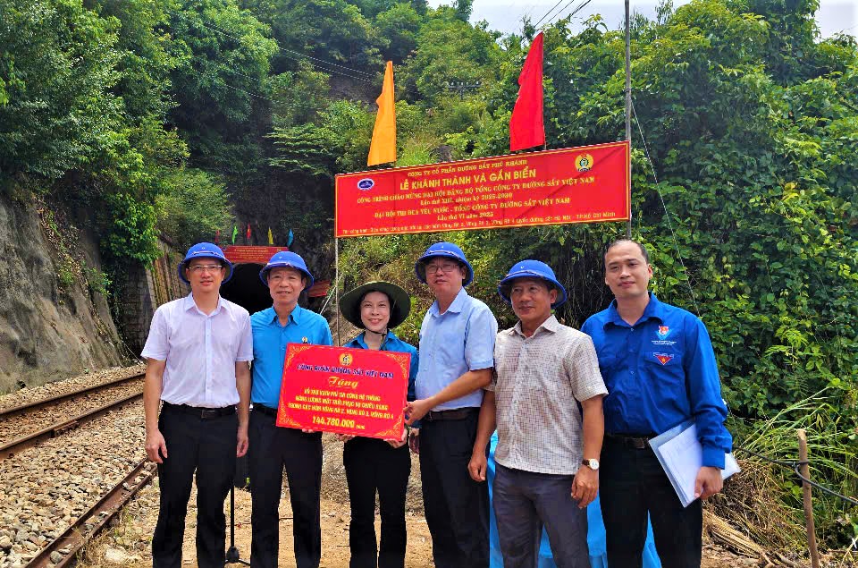 Thắp s&aacute;ng hầm đường sắt qua đ&egrave;o Cả- Ảnh 6.