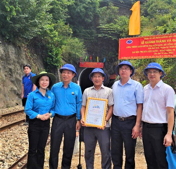 Thắp s&aacute;ng hầm đường sắt qua đ&egrave;o Cả- Ảnh 4.