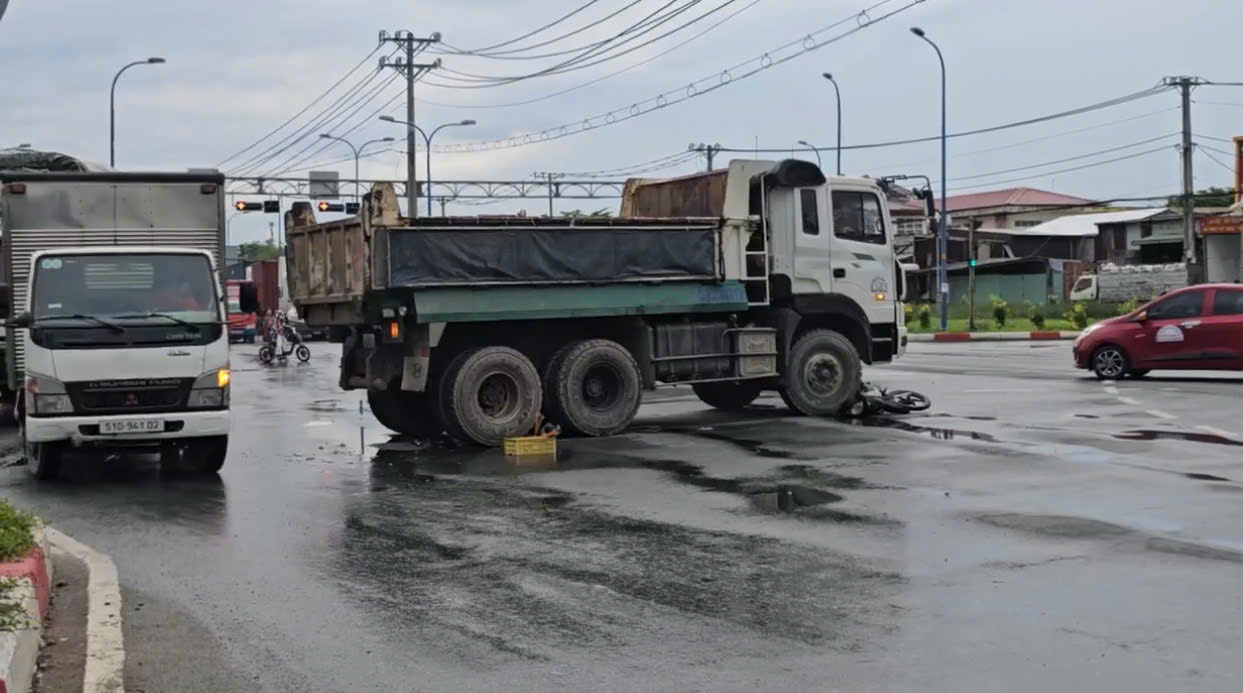 TP.HCM: Người phụ nữ bị cuốn vào gầm xe ben, tử vong thương tâm- Ảnh 1. TP.HCM: Người phụ nữ bị cuốn vào gầm xe ben, tử vong thương tâm- Ảnh 1.