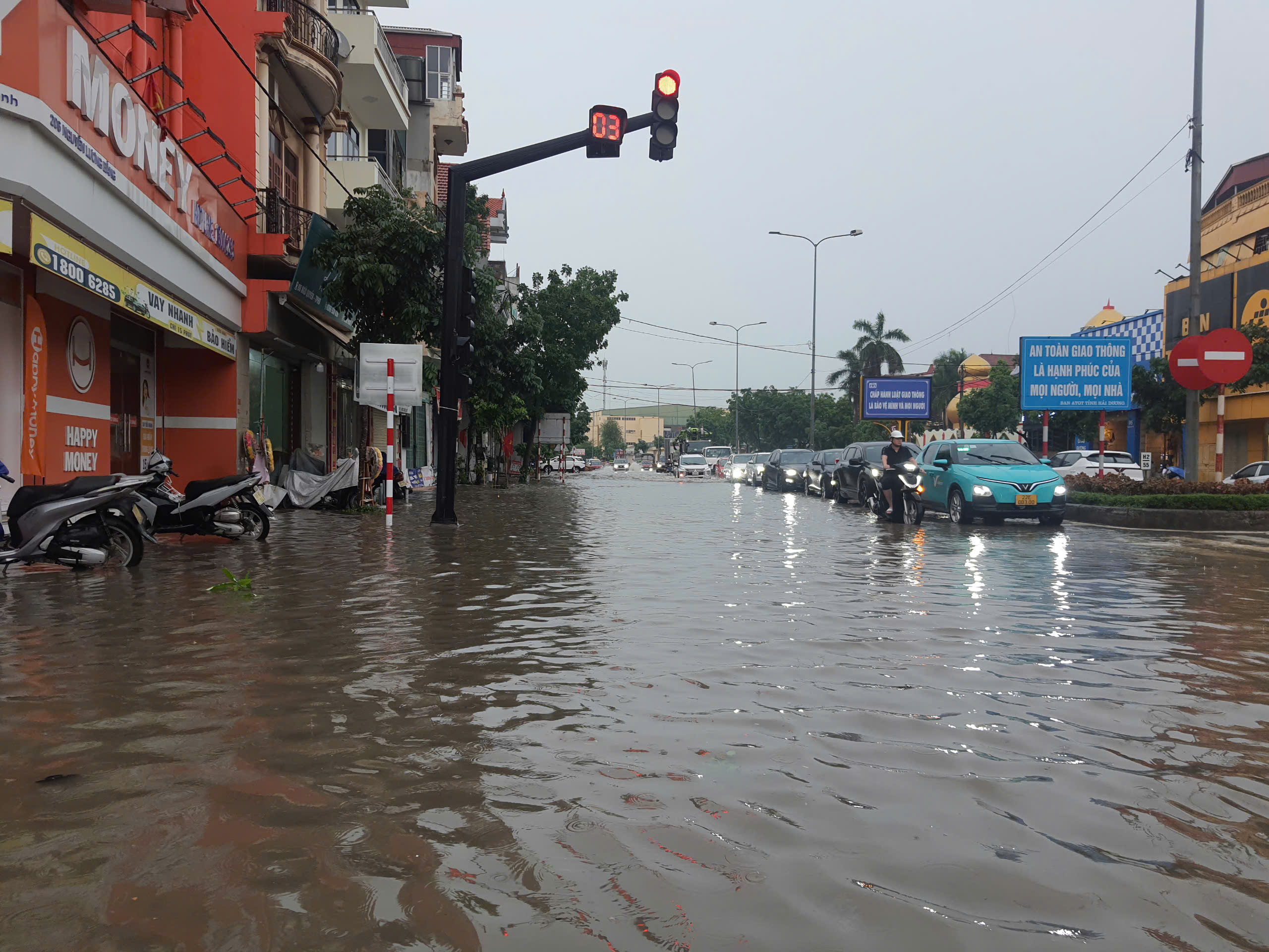 Mưa lớn g&acirc;y ngập s&acirc;u nhiều tuyến phố ở Hải Dương- Ảnh 8.