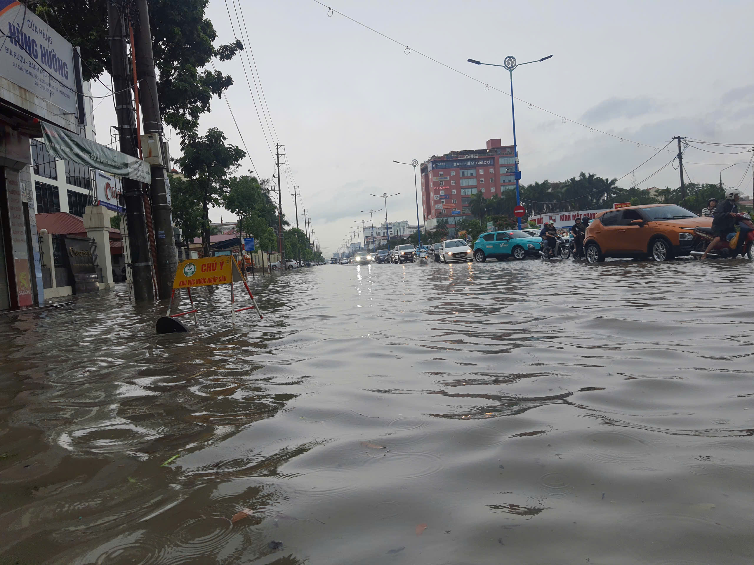 Mưa lớn g&acirc;y ngập s&acirc;u nhiều tuyến phố ở Hải Dương- Ảnh 10.