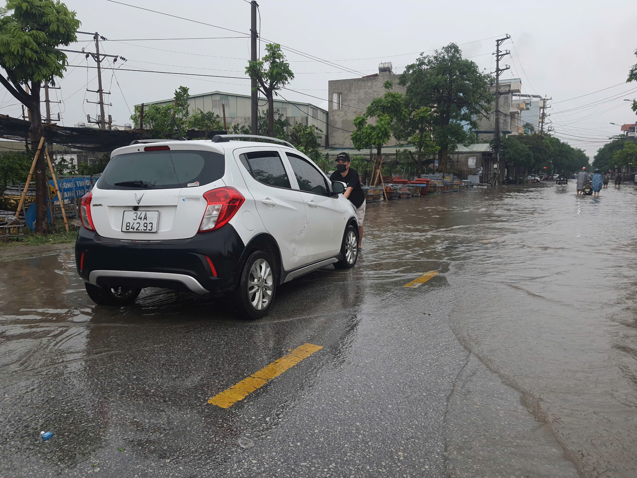 Mưa lớn g&acirc;y ngập s&acirc;u nhiều tuyến phố ở Hải Dương- Ảnh 6.