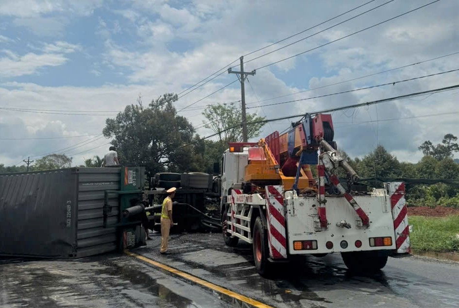 Hai vụ lật xe li&ecirc;n tiếp trong v&agrave;i giờ, quốc lộ 20 &aacute;ch tắc nghi&ecirc;m trọng- Ảnh 1.