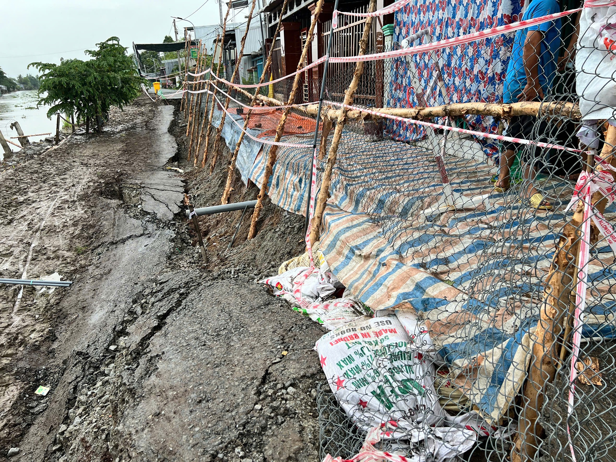 Ba vụ sạt lở trong hai ng&agrave;y ở An Giang- Ảnh 1.