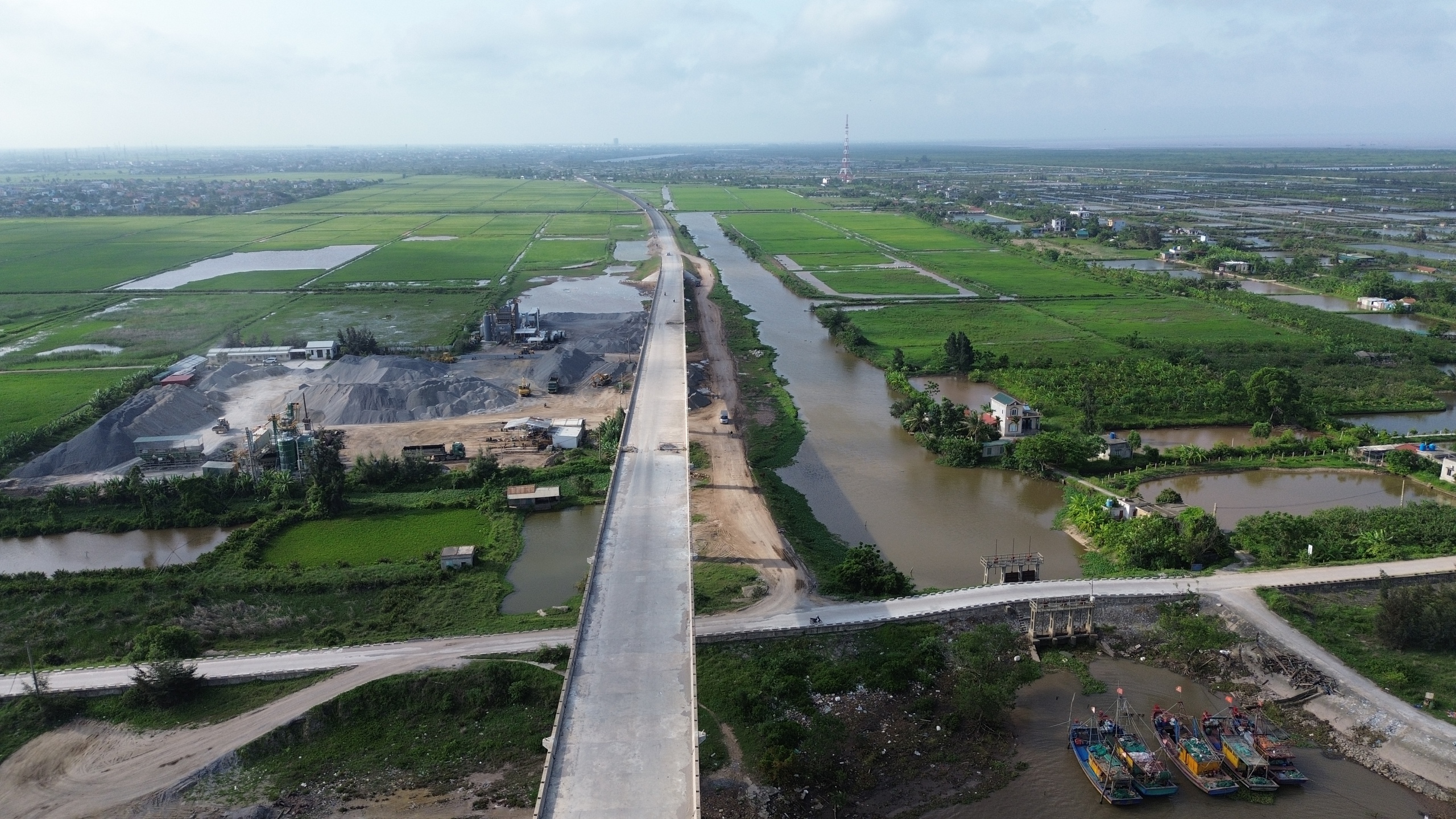 Th&aacute;i B&igrave;nh tăng tốc thi c&ocirc;ng đường ven biển, kịp th&ocirc;ng xe dịp 2/9- Ảnh 2.