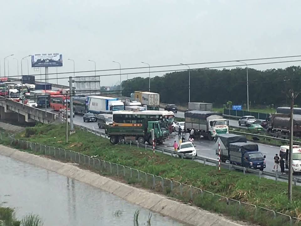 Tai nạn giữa xe kh&aacute;ch v&agrave; &ocirc; t&ocirc; tải, cao tốc Cao Bồ - Mai Sơn &ugrave;n tắc k&eacute;o d&agrave;i- Ảnh 2.