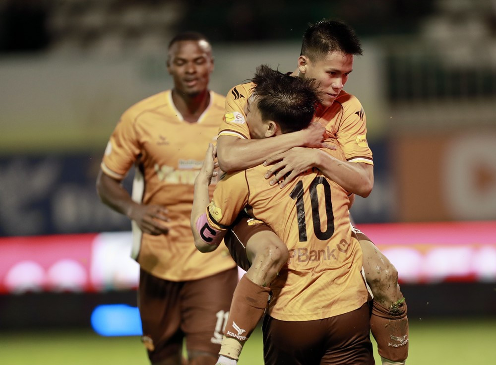 V-League: H&ograve;a kịch t&iacute;nh HAGL, Đ&agrave; Nẵng tho&aacute;t khỏi đ&aacute;y bảng- Ảnh 2.