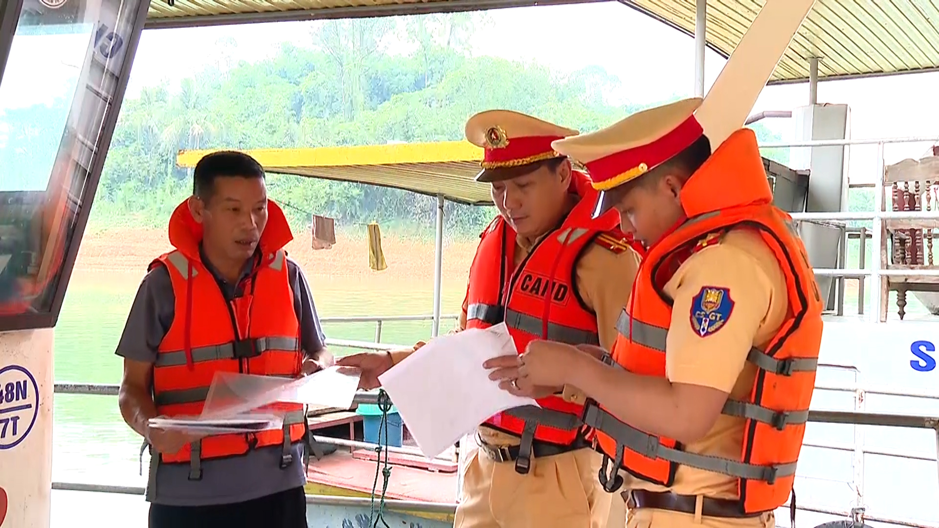 CSGT đường thủy bảo đảm an to&agrave;n giao th&ocirc;ng tr&ecirc;n l&ograve;ng hồ Th&aacute;c B&agrave;- Ảnh 1.