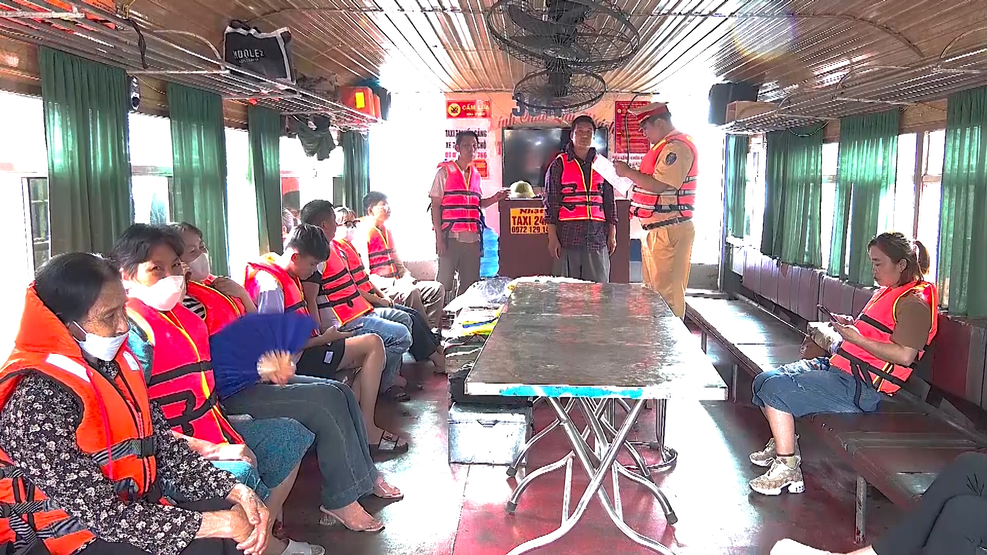 CSGT đường thủy bảo đảm an to&agrave;n giao th&ocirc;ng tr&ecirc;n l&ograve;ng hồ Th&aacute;c B&agrave;- Ảnh 5.